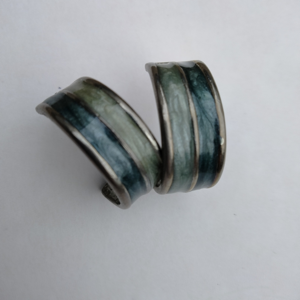Vintage Green Enameled Half Hoop Earrings Pierced Silver Tone - Picture 2 of 9